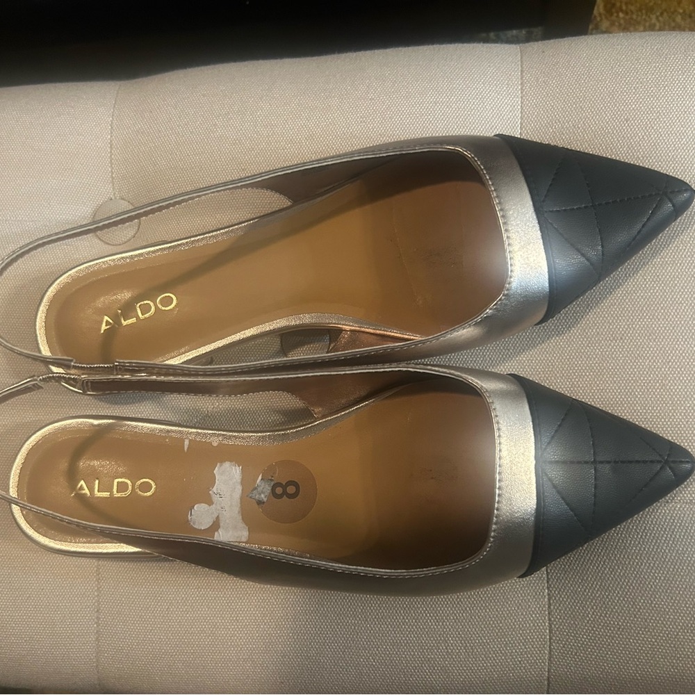 Black and gold size 8 Aldo flats